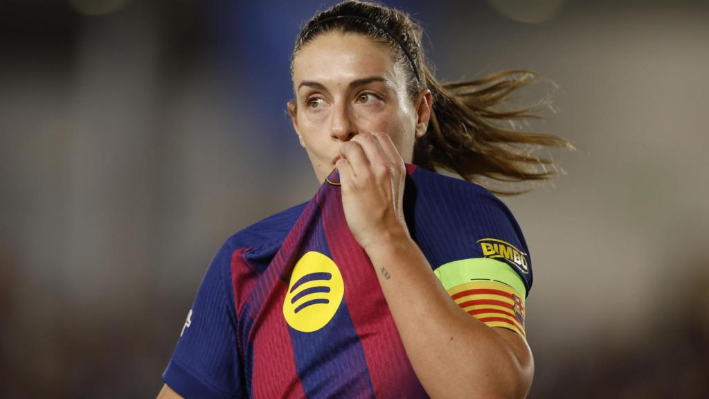 Alexia Putellas se besa el escudo después de marcar en la goleada del Barça Femenino sobre el Real Madrid