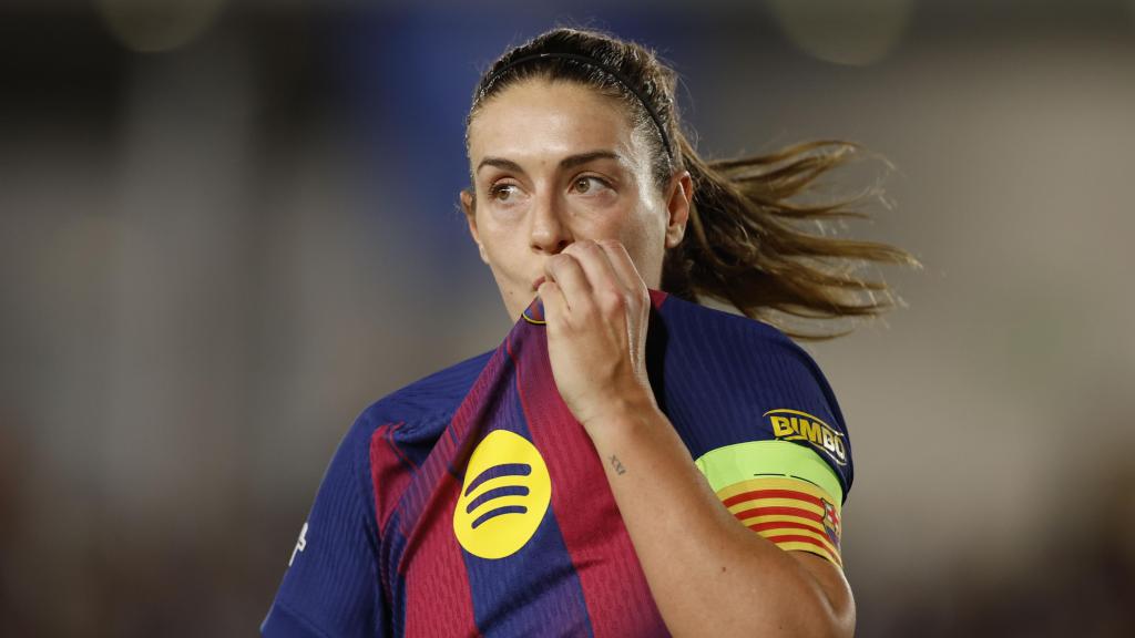 Alexia Putellas se besa el escudo después de marcar en la goleada del Barça Femenino sobre el Real Madrid