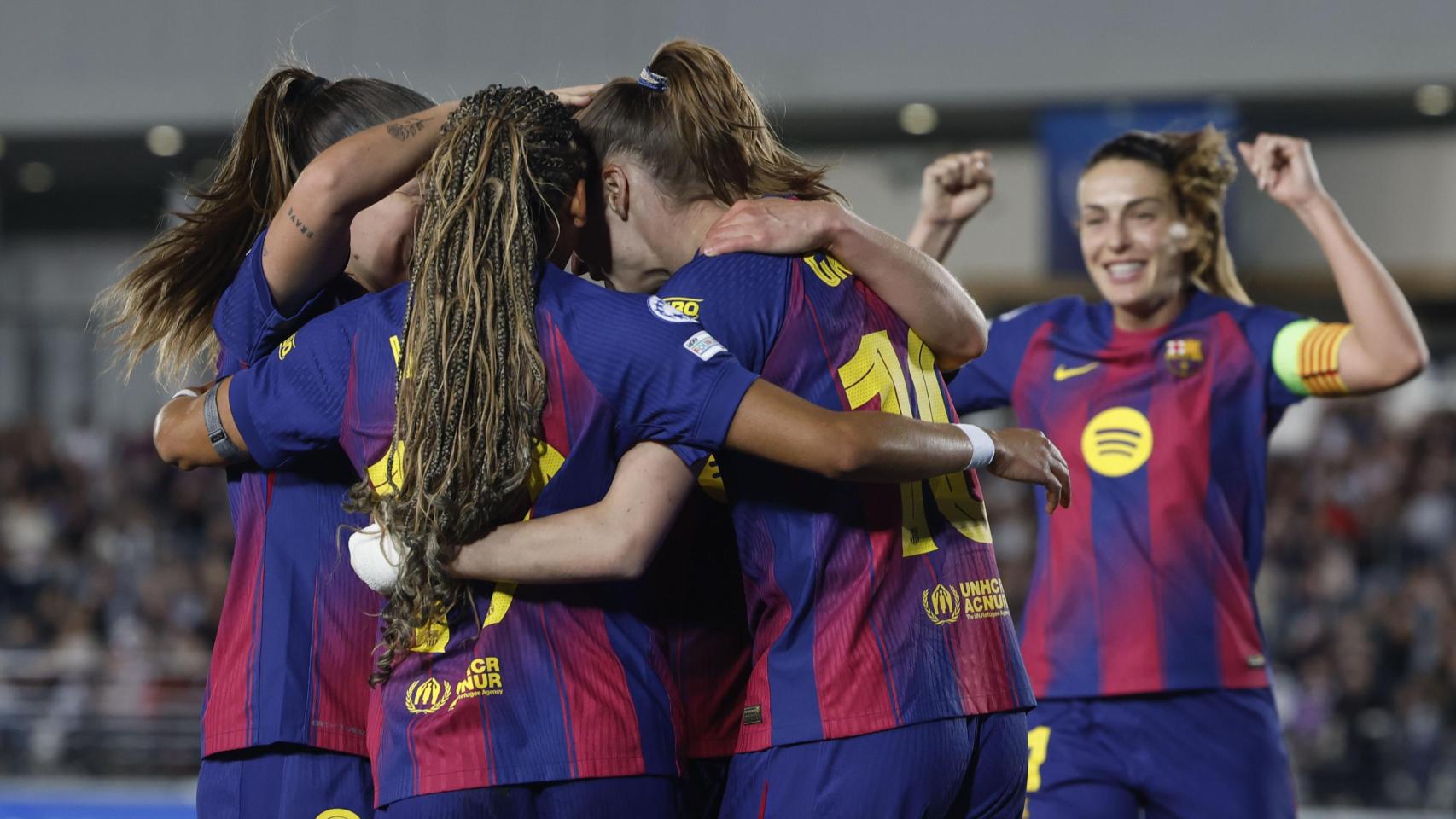 Las jugadoras del Barça Femenino celebran un gol contra el Real Madrid en la Champions League