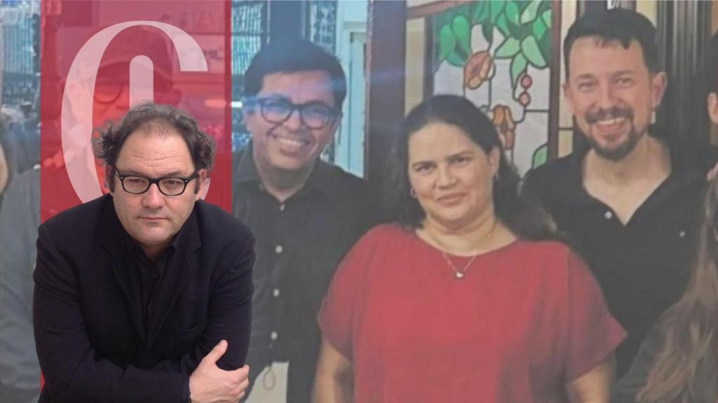 Carlos Mármol y una fotografía de Silvio Rodríguez, Gerardo Pisarello y Pablo Iglesias en La Habana