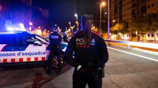 Agentes de los Mossos d'Esquadra durante un control de carretera 