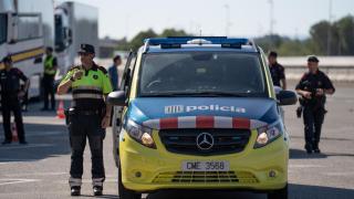 Varios agentes de los Mossos d'Esquadra durante un dispositivo en una carretera catalana 