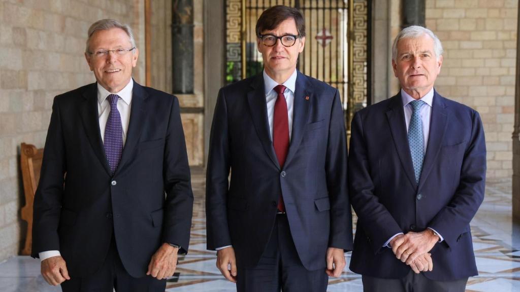 El futuro presidente no ejecutivo de Ercros, Antón Valero; el presidente de la Generalitat, Salvador Illa, y el presidente de Bondalti, Joao de Mello