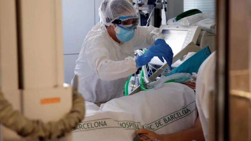 Imagen de una sanitaria en el área de vigilancia intensiva del Hospital Clínic