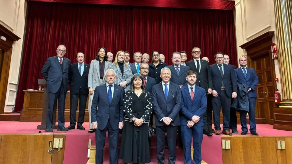 Los representantes consulares, encabezados por el cónsul de Israel, en la sede del ICAB