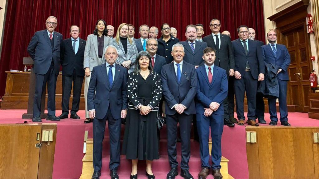 Els representants consulars, encapçalats pel cònsol d'Israel, a la seu de l'ICAB