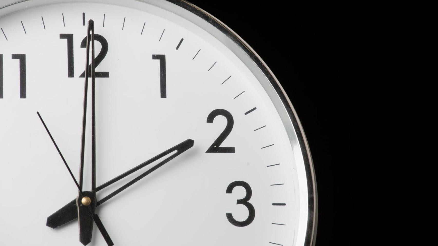 Reloj que marca las 2h