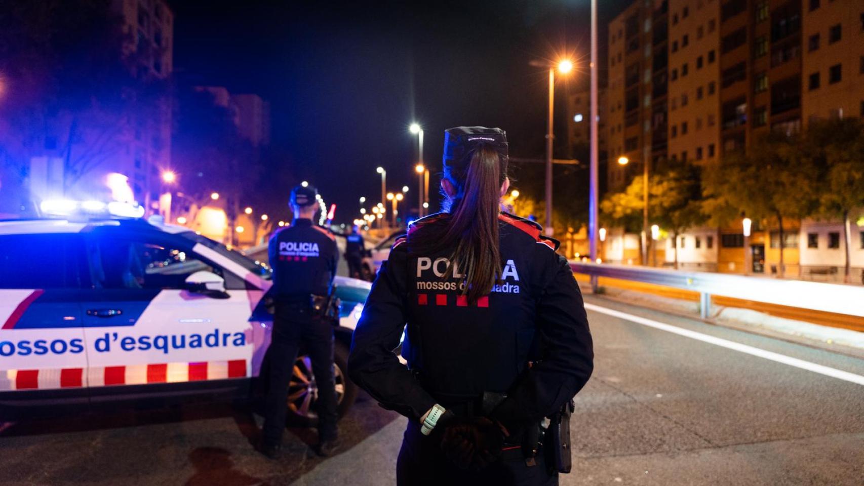 Agentes de los Mossos d'Esquadra durante un control de carretera, en una imagen de archivo