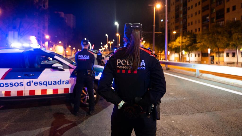 Agents dels Mossos d'Esquadra durant un control nocturn