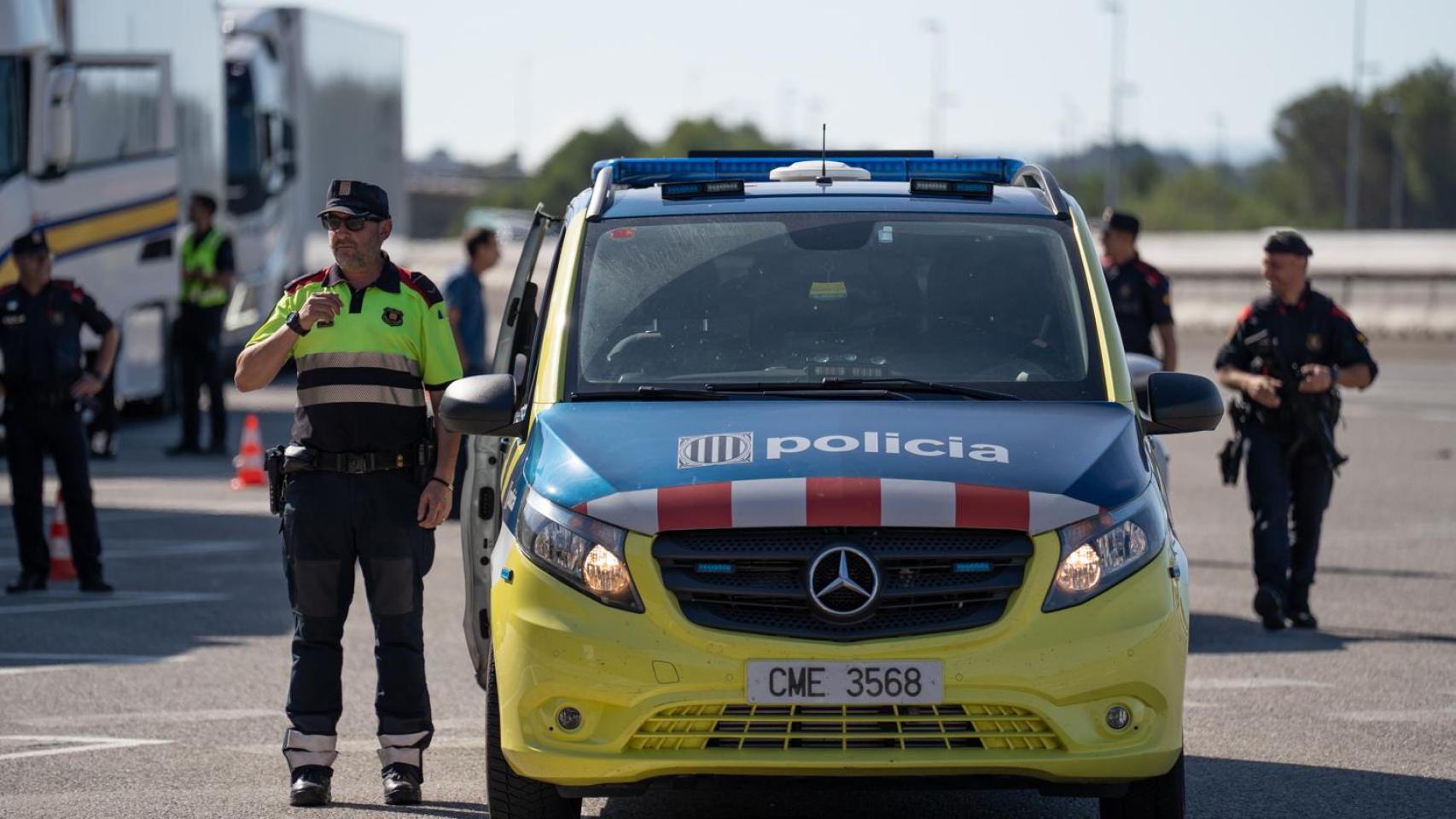 Varios agentes de los Mossos d'Esquadra durante un dispositivo en una carretera catalana