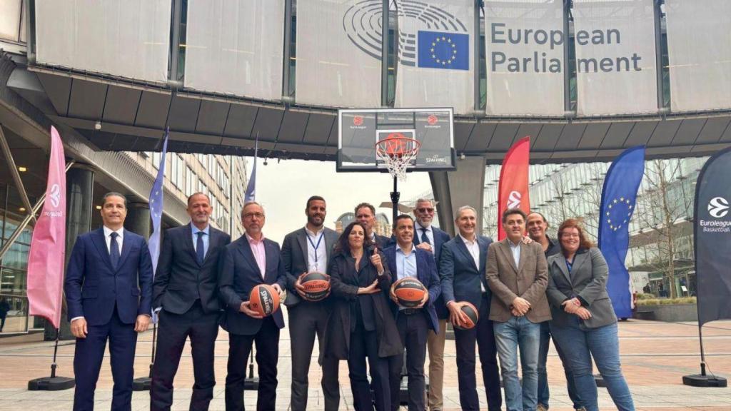 Los participantes del acto de la Euroliga 'Reforzar el baloncesto europeo'