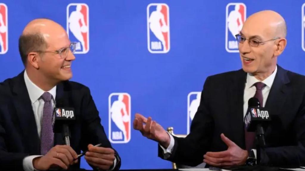 Andreas Zagklis, secretari general de la FIBA, i Adam Silver, comissionat de la NBA.png