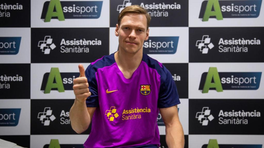 Janus Smarason passa el reconeixement mèdic amb el Barça d'handbol