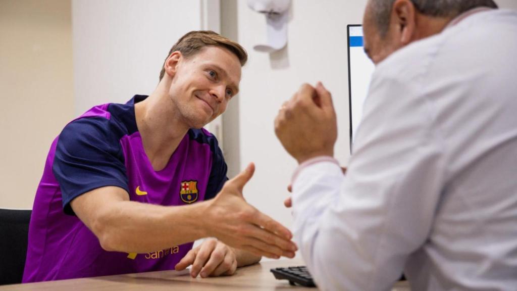 Janus Smarason dóna la mà al metge en el reconeixement mèdic amb el Barça d'handbol.png