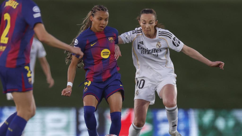 Vicky López fa una passada, pressionada per Caroline Weir, en el Real Madrid-Barça Femení de la Champions League.jpg