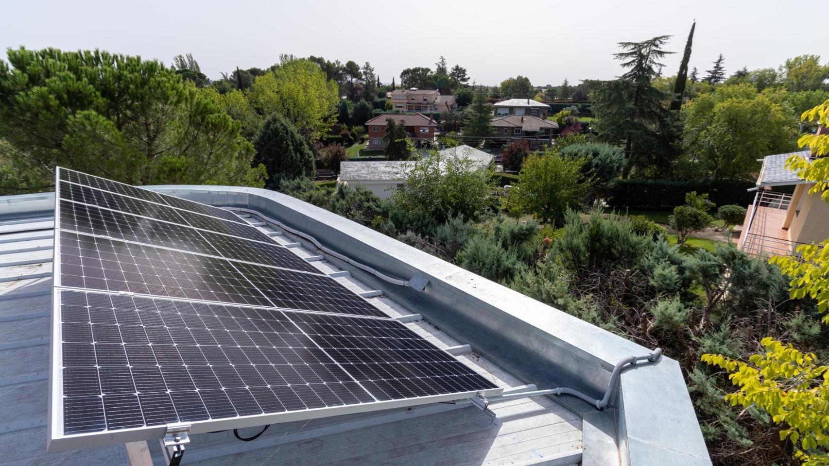 Placas solares en el techo de una vivienda