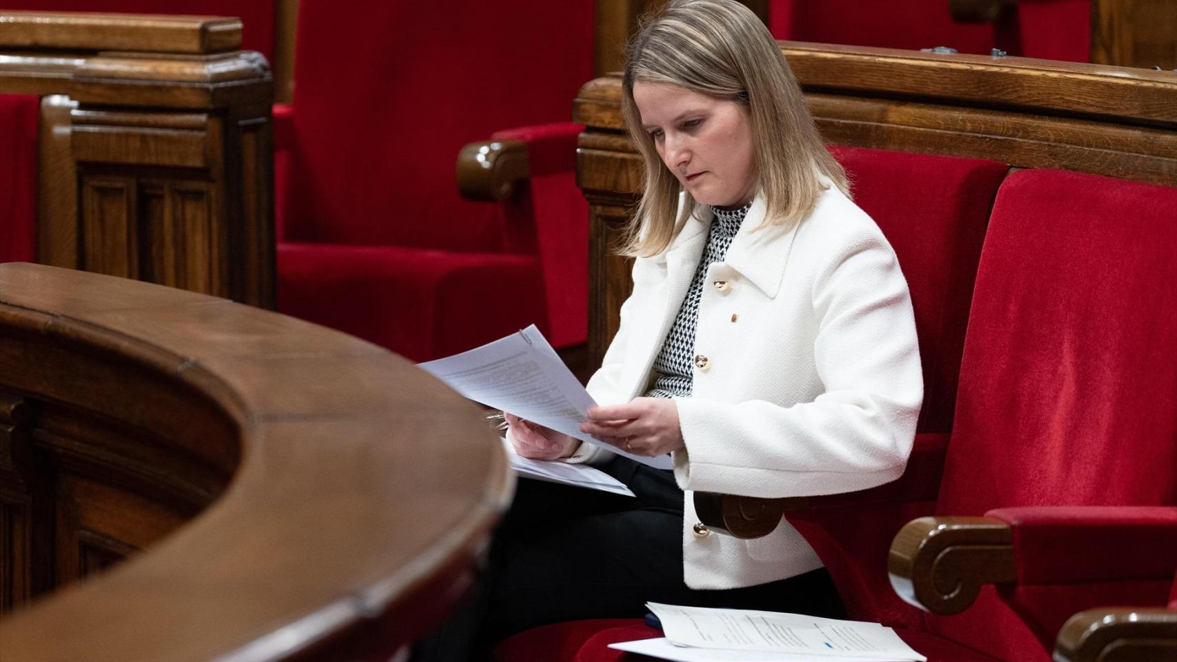 La 'consellera' de Derechos Sociales e Inclusión, Mònica Martínez, durante una sesión plenaria en el Parlament de Cataluña, a 17 de diciembre de 2024, en Barcelona