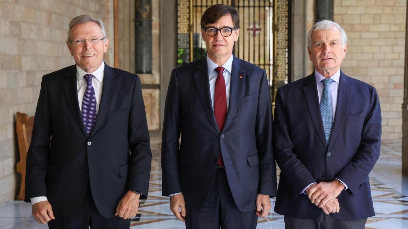 El futuro presidente no ejecutivo de Ercros, Antón Valero; el presidente de la Generalitat, Salvador Illa, y el presidente de Bondalti, Joao de Mello