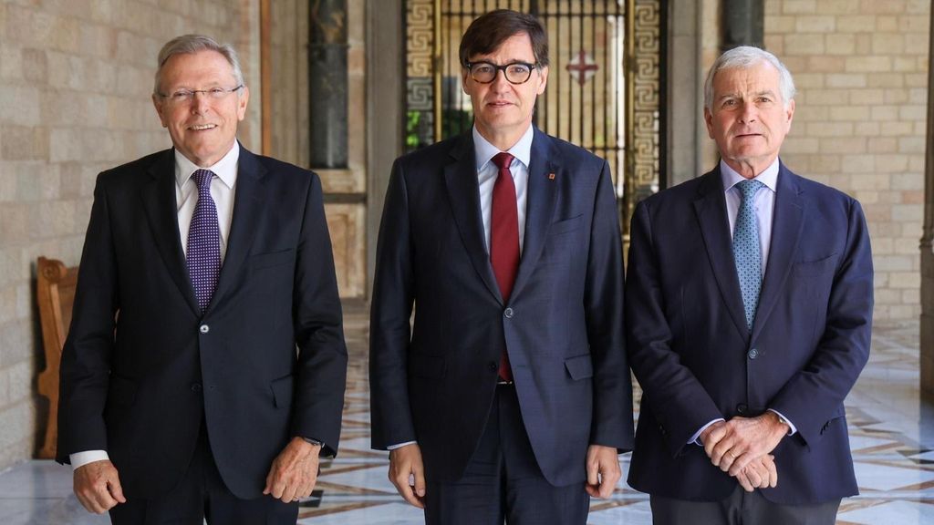 El futuro presidente no ejecutivo de Ercros, Antón Valero; el presidente de la Generalitat, Salvador Illa, y el presidente de Bondalti, Joao de Mello