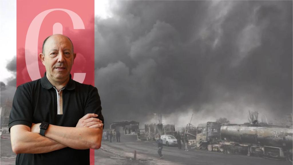 Gonzalo Bernardos y una imagen de la refinería de petróleo de Shahran tras un ataque aéreo en Teherán (Irán)