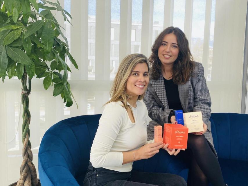 Cristina Martínez (esq) i Mireia Roca (dreta), co CEO i cofundadores de DOMMA_sofà.jpg