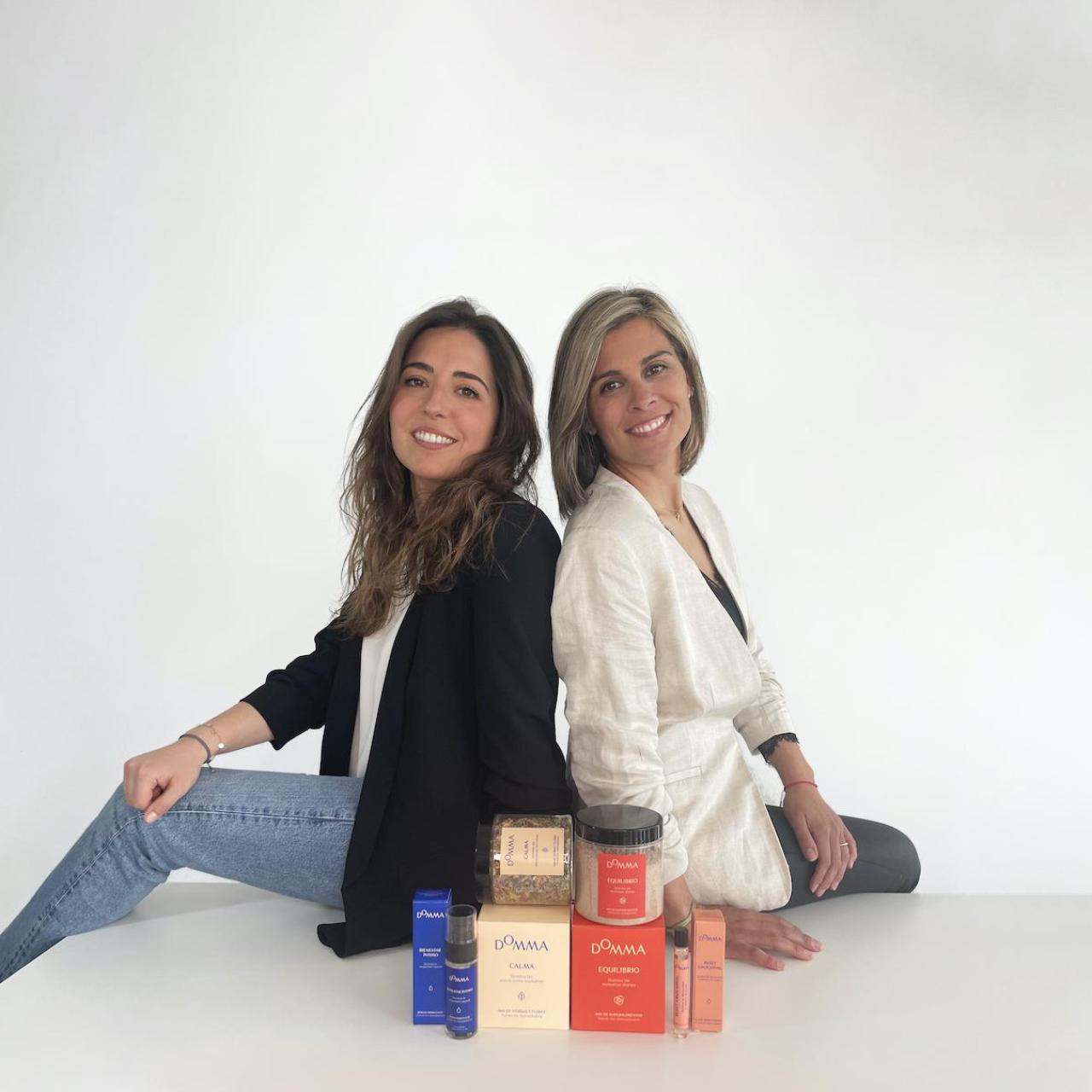 Mireia Roca (esq) i Cristina Martínez (dreta), co CEO i cofundadores de DOMMA_producte.jpg