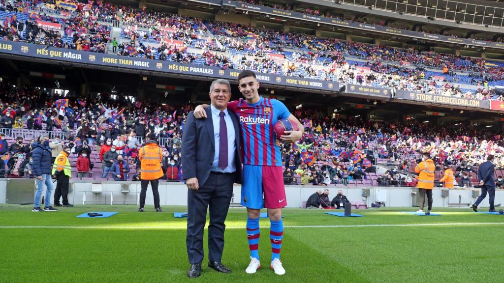 Ferran Torres, al costat de Joan Laporta, en la seva presentació amb el Barça