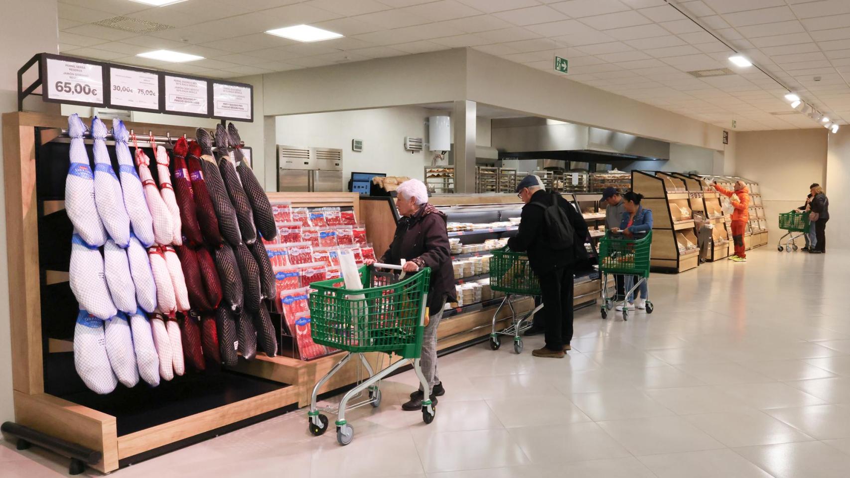 Interior del nuevo modelo de tienda D9 de Mercadona en Manlleu