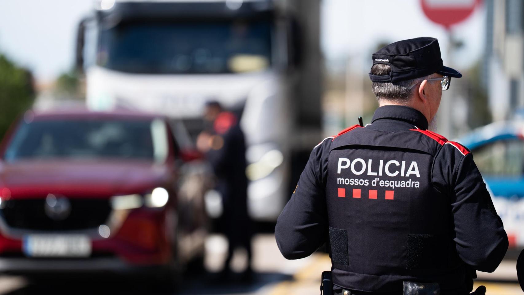 Agente de los Mossos d'Esquadra durante un dispositivo 'Kanpai-Pista' en Tarragona
