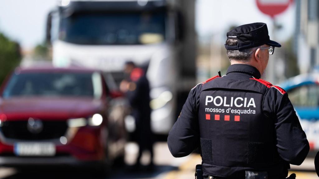 Agent dels Mossos d'Esquadra durant el dispositiu 'Kanpai-Pista' d’aquest divendres, 27 de març, a Tarragona