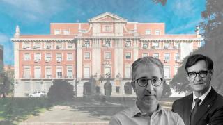 El ministro de Hacienda Arcadi España junto al presidente de la Generalitat Salvador Illa, con el Palacio de la Moncloa de fondo