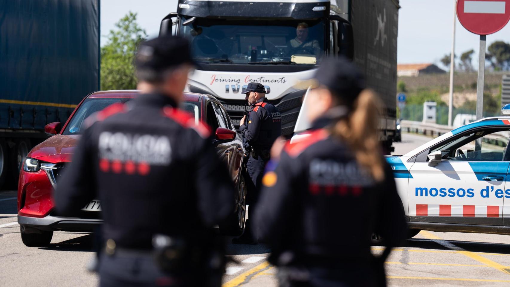 Agentes de los Mossos d'Esquadra durante el dispositivo 'Kanpai-Pista' de este viernes, 27 de marzo, en Tarragona