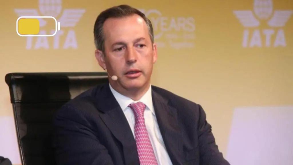Un montaje con una imagen de Andrés Conesa, CEO de Aeroméxico, de fondo