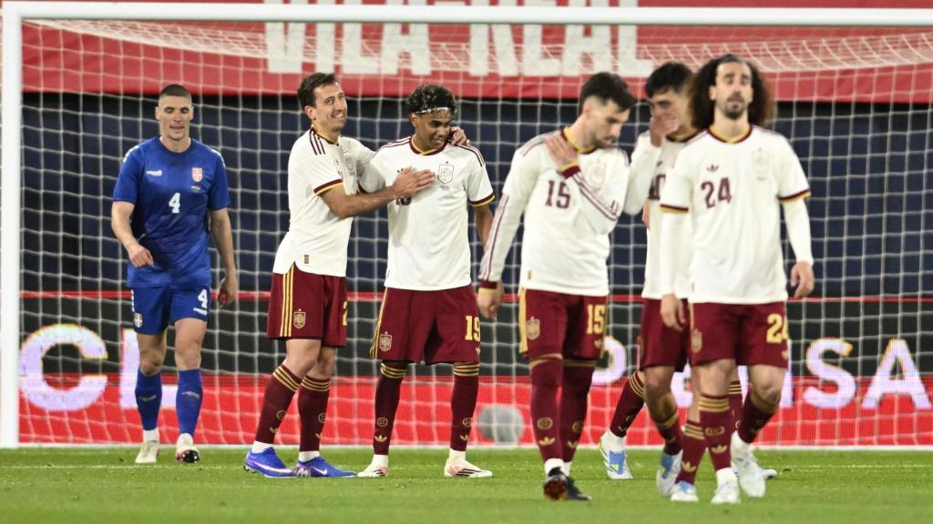 Lamine Yamal celebra un gol de Mikel Oyarzabal con la selección española
