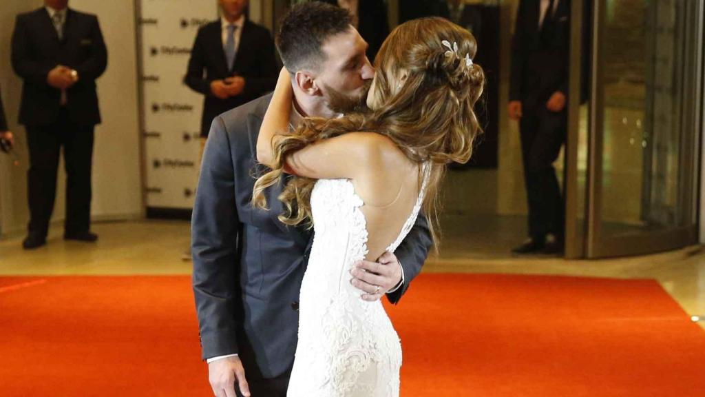 Leo Messi besa Antonella Roccuzzo el dia del seu casament, el 30 de juny de 2017