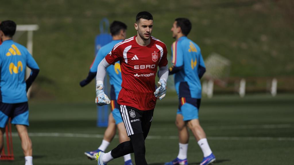 El seleccionador de España, Luis de la Fuente, saluda al portero Joan Garcia