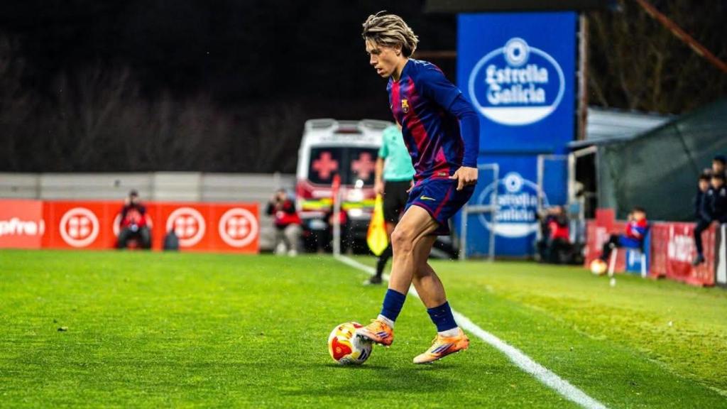 Álex González, juvenil del Barça, controla una pilota