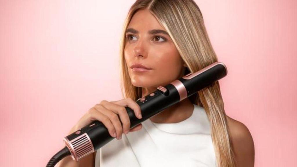 Mujer planchándose el pelo.jpg