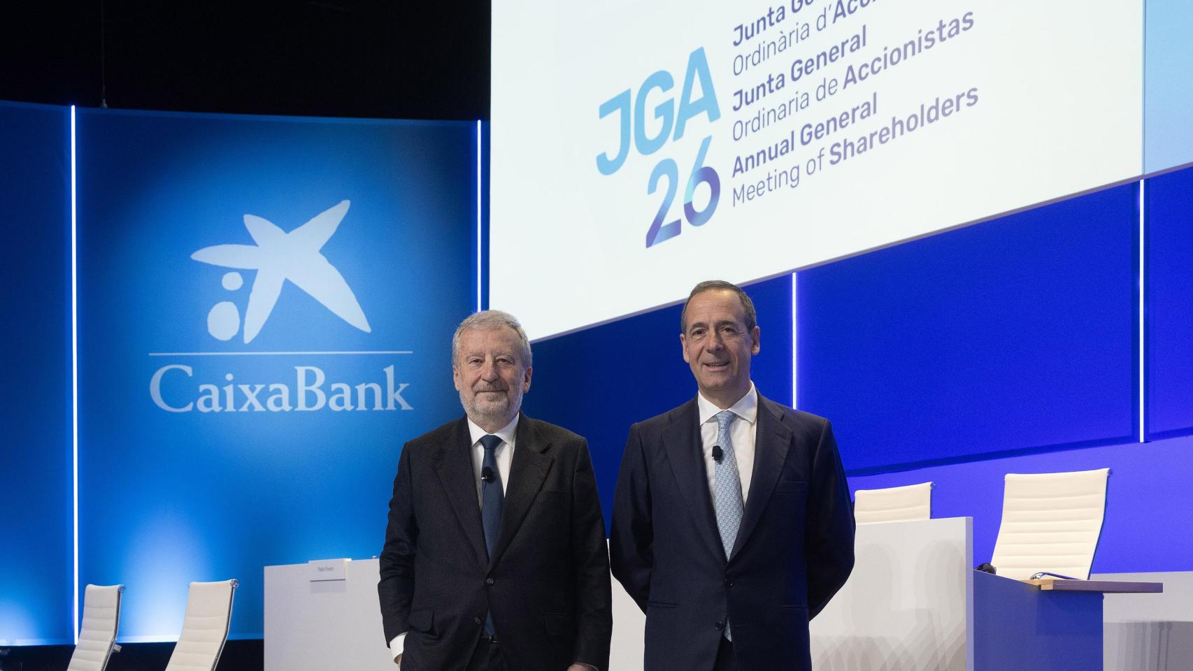 Tomás Muniesa (izq.), presidente de Caixabank, y Gonzalo Gortázar, consejero delegado, en la junta de accionistas de 2026 / CAIXABANK