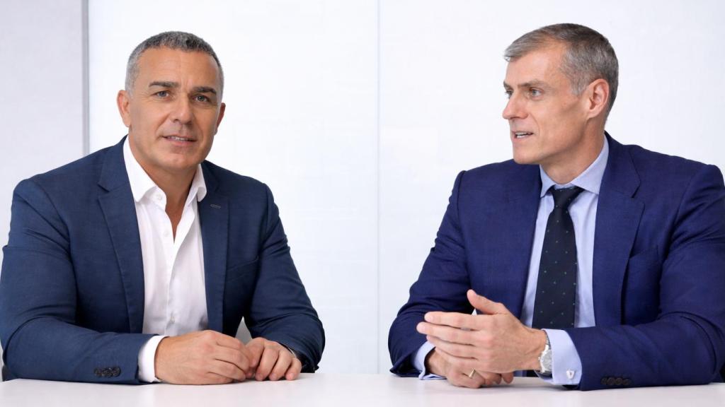 El presidente del Instituto de Censores Jurados de Cuentas de Santa Cruz de Tenerife y doctorando en sostenibilidad, José Manuel Rodríguez (i), junto al presidente del Instituto de Censores Jurados de Cuentas de España, Víctor Alió Sanjuán (d)