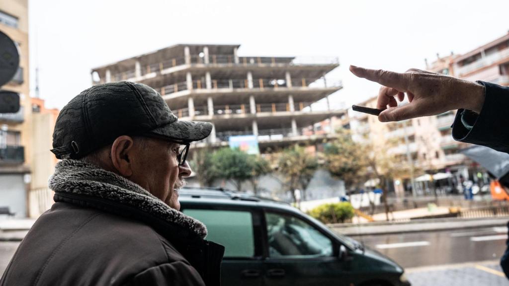 Un veí de Mataró, davant l'edifici abandonat des de la crisi immobiliària al barri de Cerdanyola