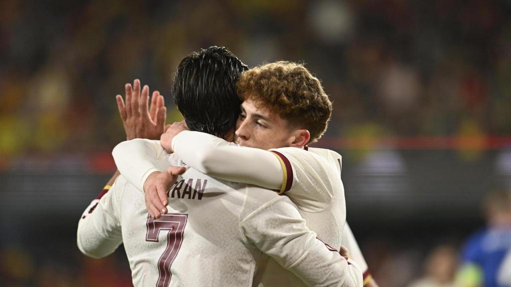 Víctor Muñoz celebra el seu primer gol amb Espanya al costat de Ferran Torres