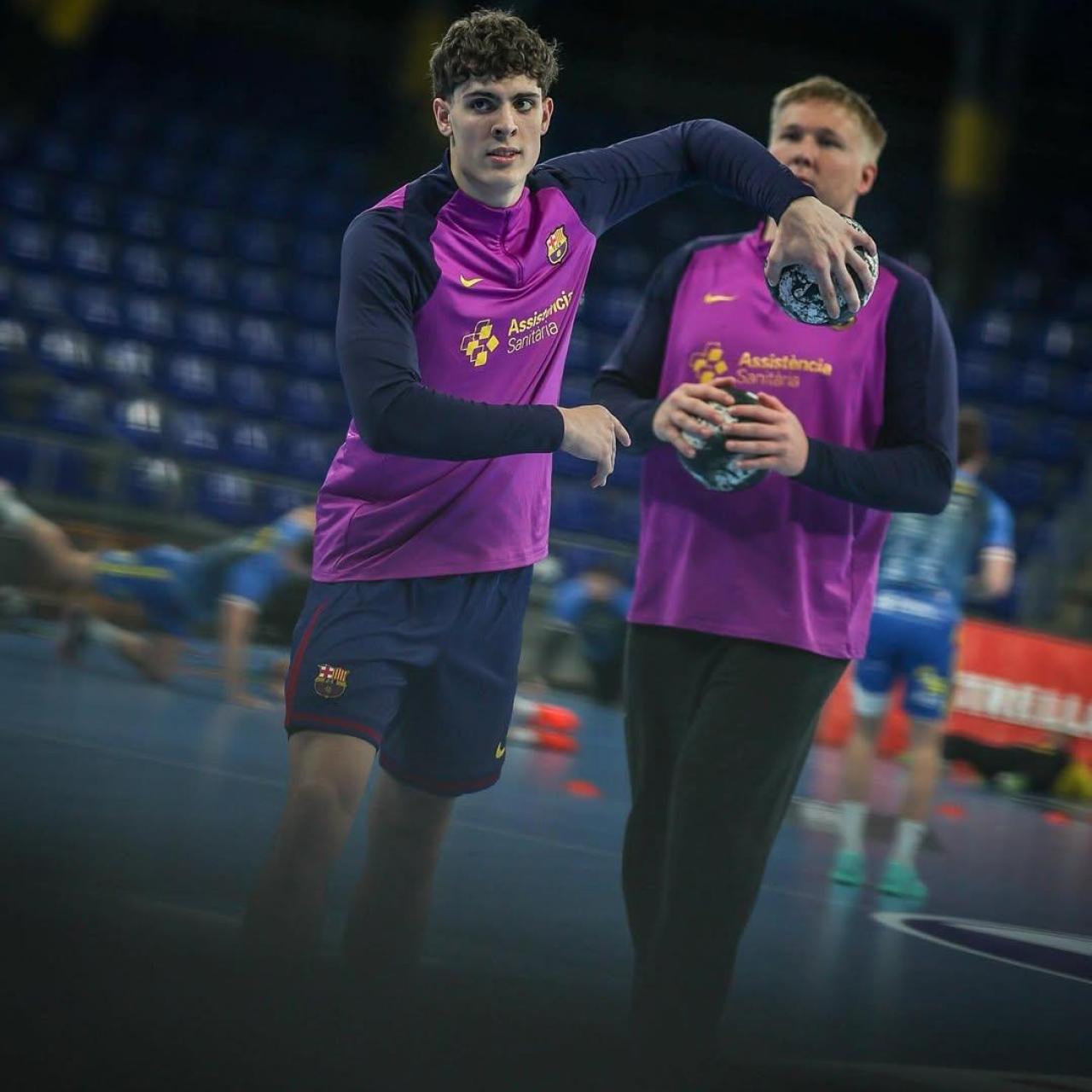 Adrián Sola i Emil Nielsen, a l'escalfament del Barça d'handbol-Ciudad Real