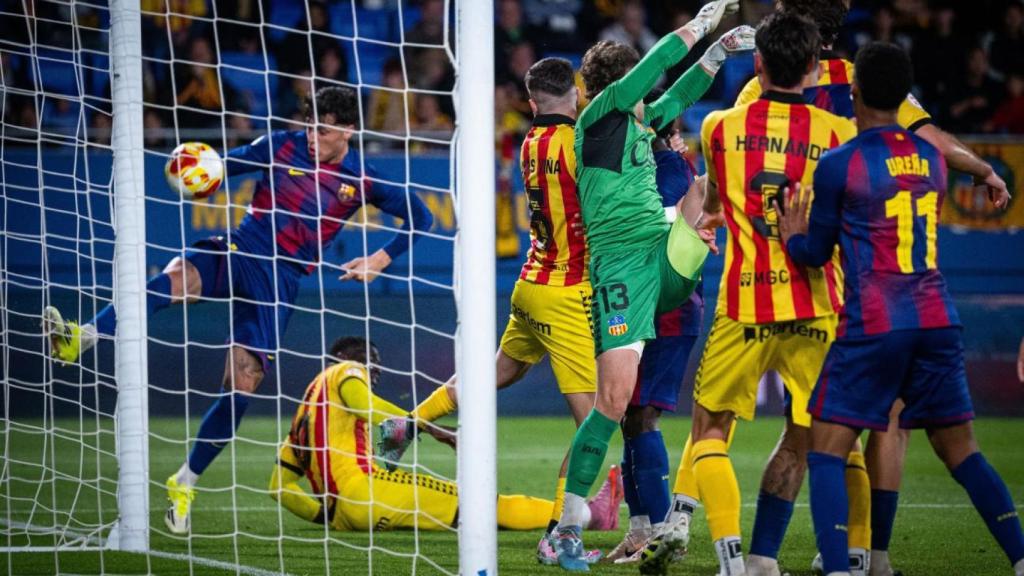 Los jugadores del Barça B disponen de una ocasión para marcar contra la UE Sant Andreu