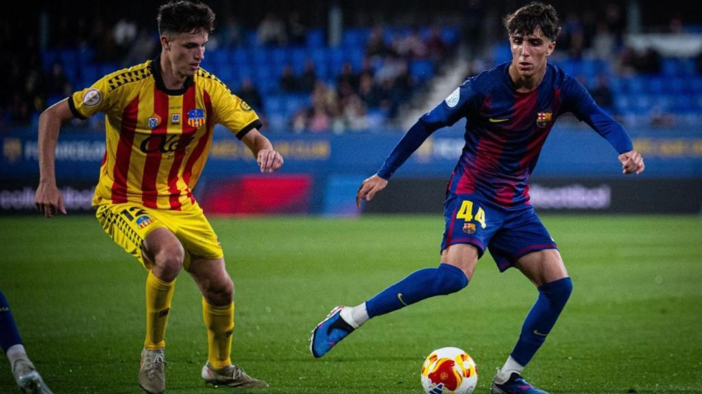 Pedro Villar, perseguit per un rival en el Barça B-UE Sant Andreu