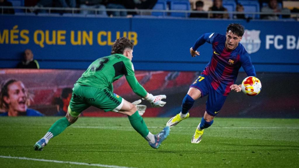 Joaquín Delgado pressiona el porter en el Barça B-UE Sant Andreu