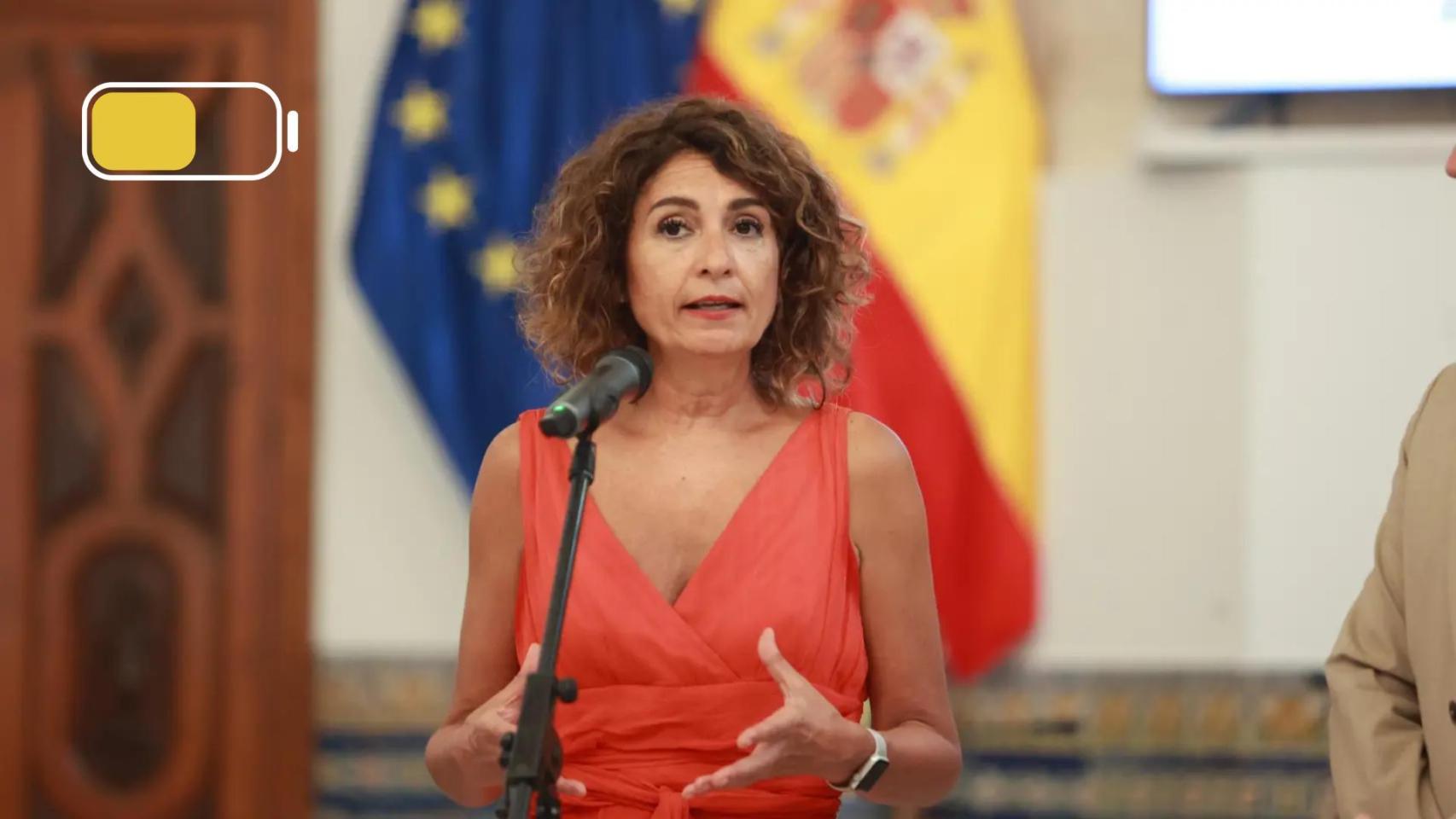 Un montaje con una imagen de María Jesús Montero de fondo
