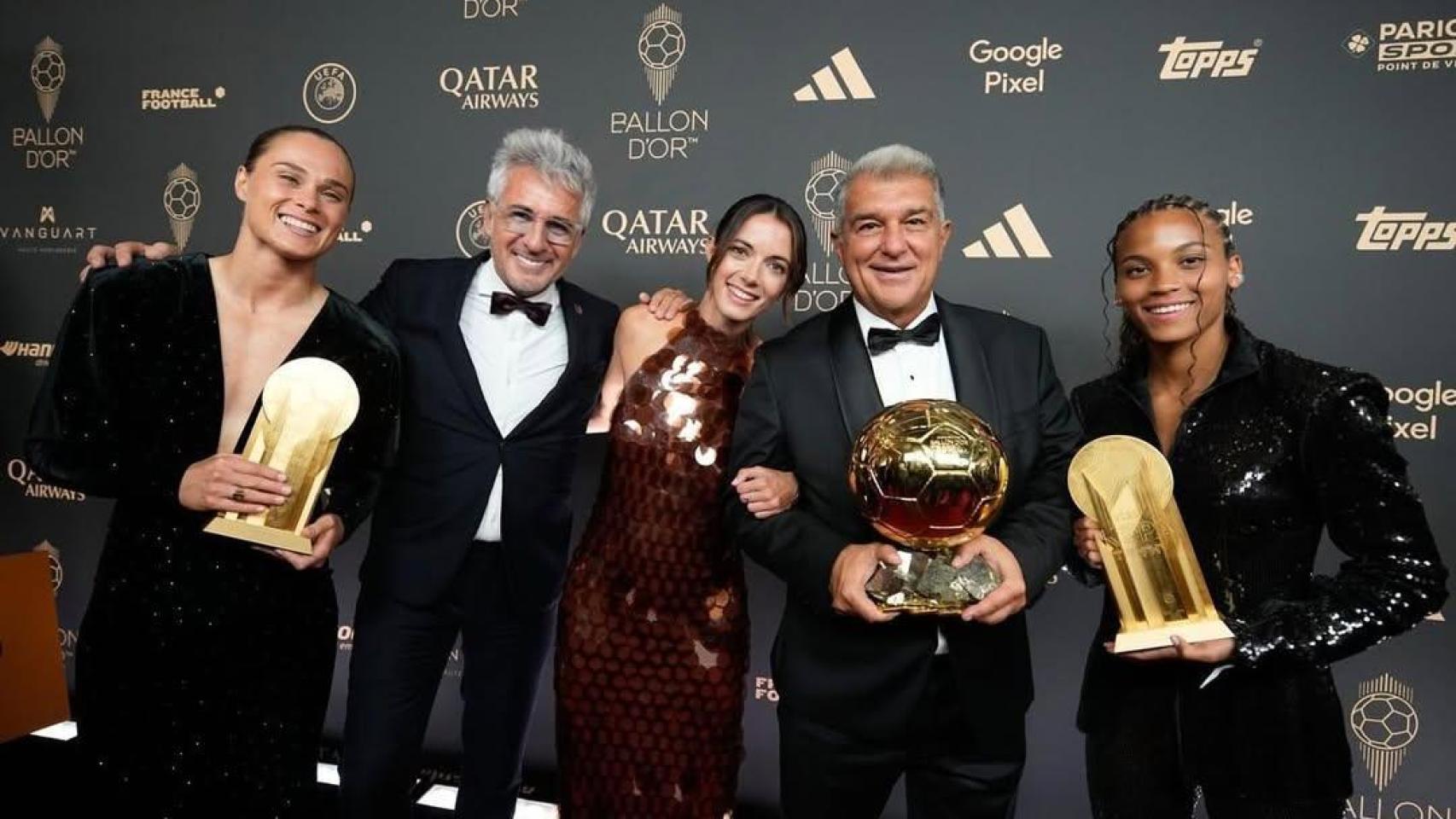 Xavi Puig y Joan Laporta, en la gala del Balón de Oro con Ewa Pajor, Aitana Bonmatí y Vicky López