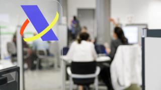 Varias personas acuden a su cita presencial con la Agencia Tributaria para presentar la declaración de la renta / Europa Press