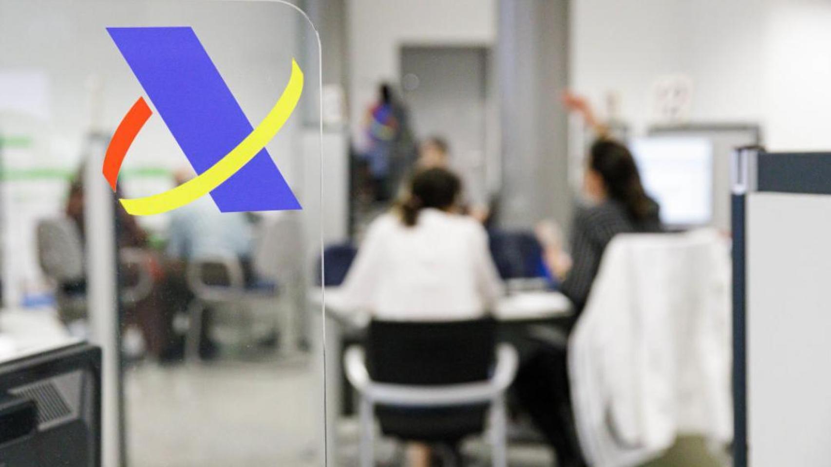 Varias personas acuden a su cita presencial con la Agencia Tributaria para presentar la declaración de la renta / Europa Press